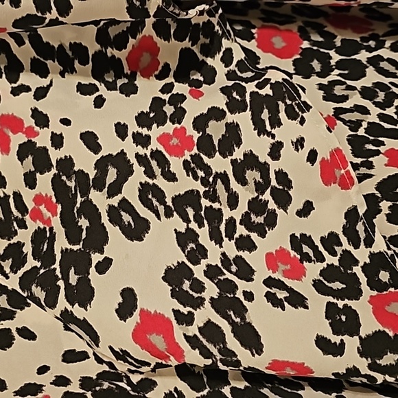 Asymmetrical Cold-Shoulder Top - Picture 4 of 7